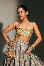 كيس بوتلي من قماش الأورجانزا الذهبي مطرز يدوياً